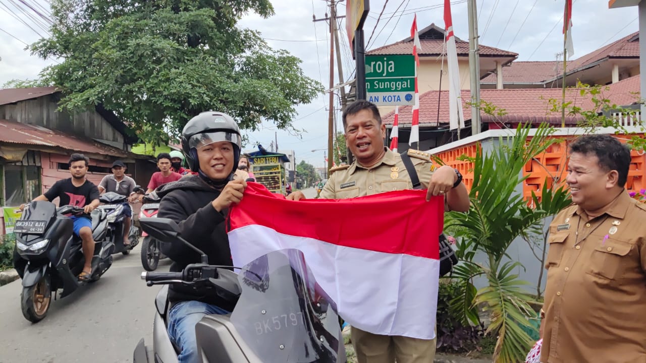 Pembagian Bendera Merah Putih dalam rangka menyambut Hari Kemerdekaan Republik Indonesia. (10/07)